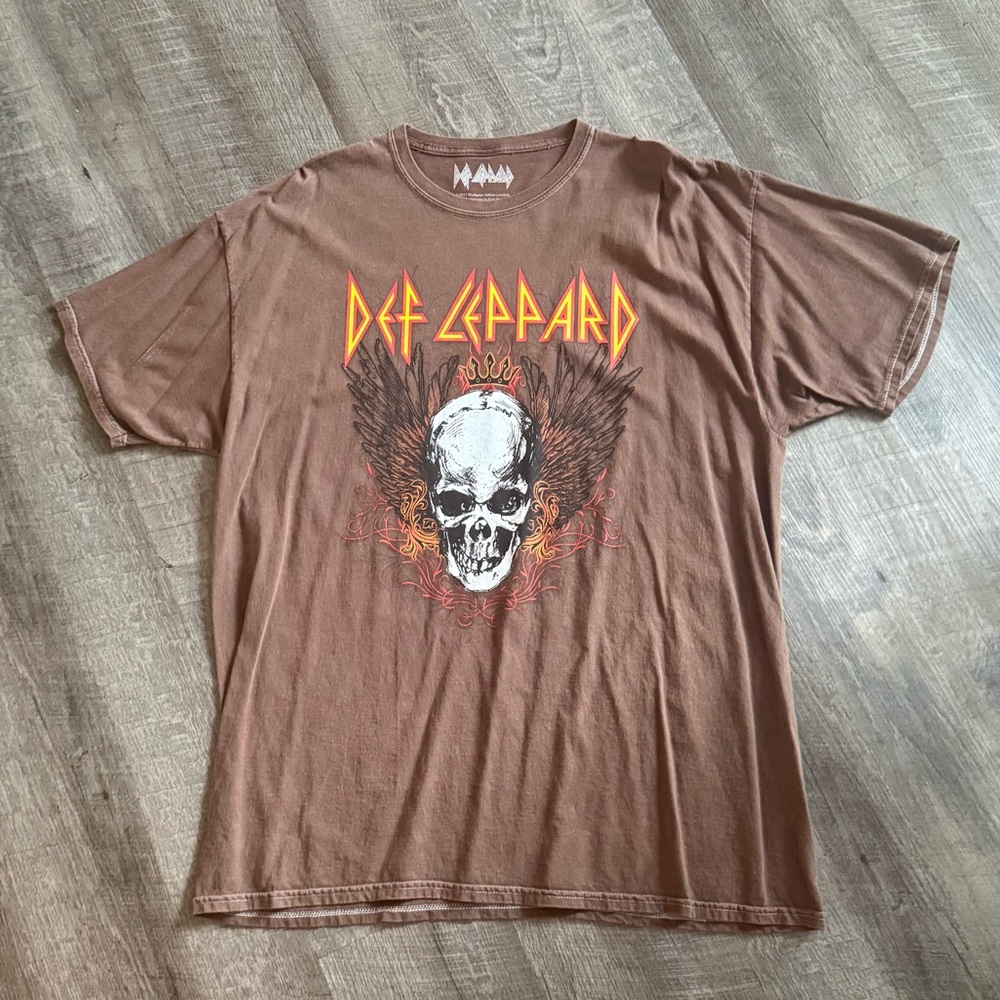 Def Leppard Brown Short Sleeve Band Tee